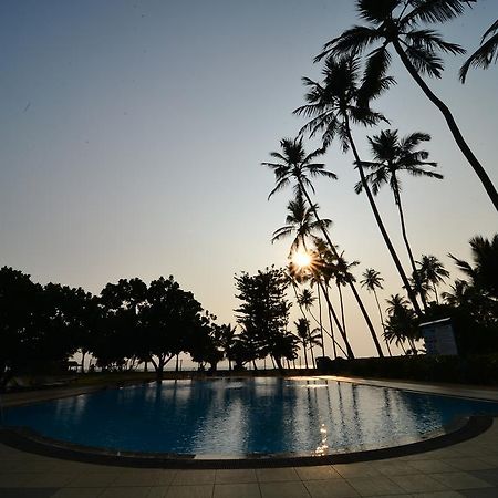 Laya Beach Hotel Wadduwa Buitenkant foto