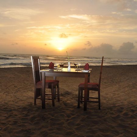 Laya Beach Hotel Wadduwa Buitenkant foto