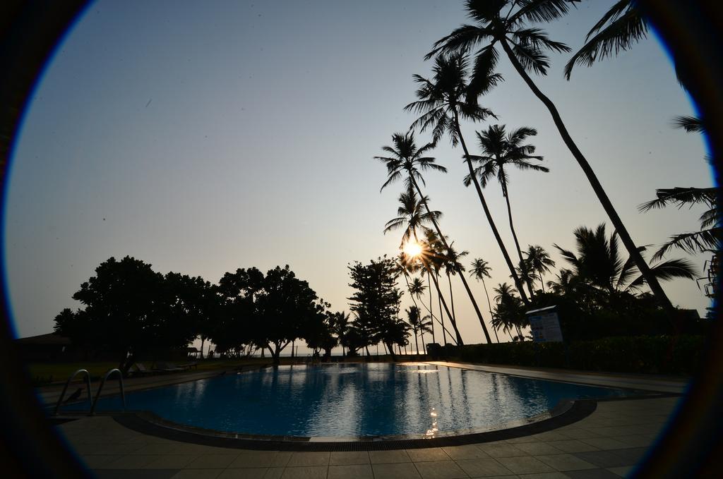 Laya Beach Hotel Wadduwa Buitenkant foto