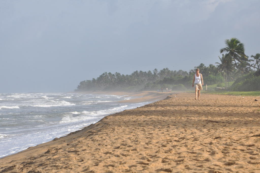 Laya Beach Hotel Wadduwa Buitenkant foto