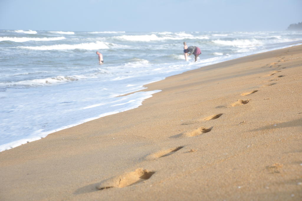 Laya Beach Hotel Wadduwa Buitenkant foto