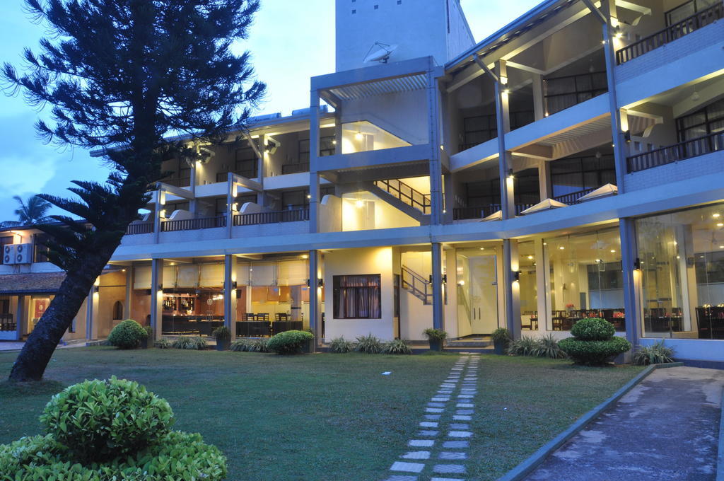 Laya Beach Hotel Wadduwa Buitenkant foto